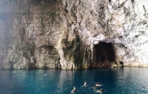 كهف حاكسي علي - المعالم السياحية في البانيا