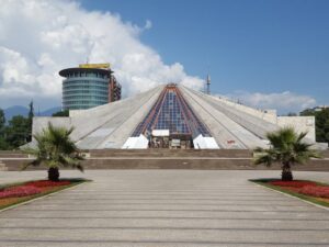 هرم تيرانا البانيا - اماكن السياحة في تيرانا