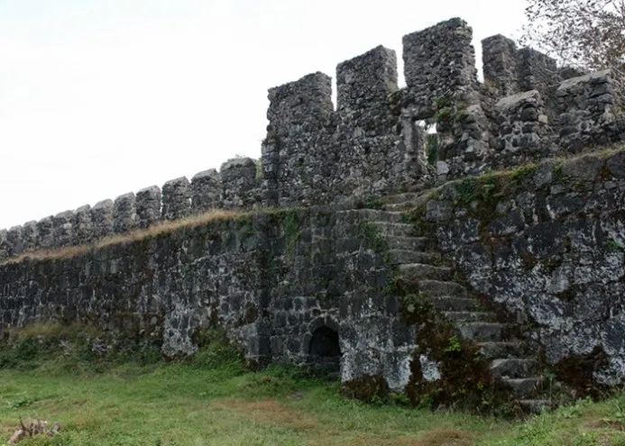قلعة غونيو باتومي - السياحة في باتومي جورجيا