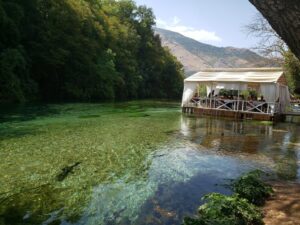 العين الزرقاء ساراندا - السياحة في البانيا