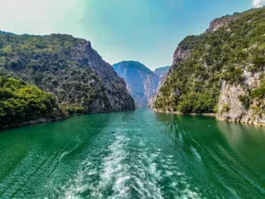 بحيرة كوماني - السياحة في البانيا